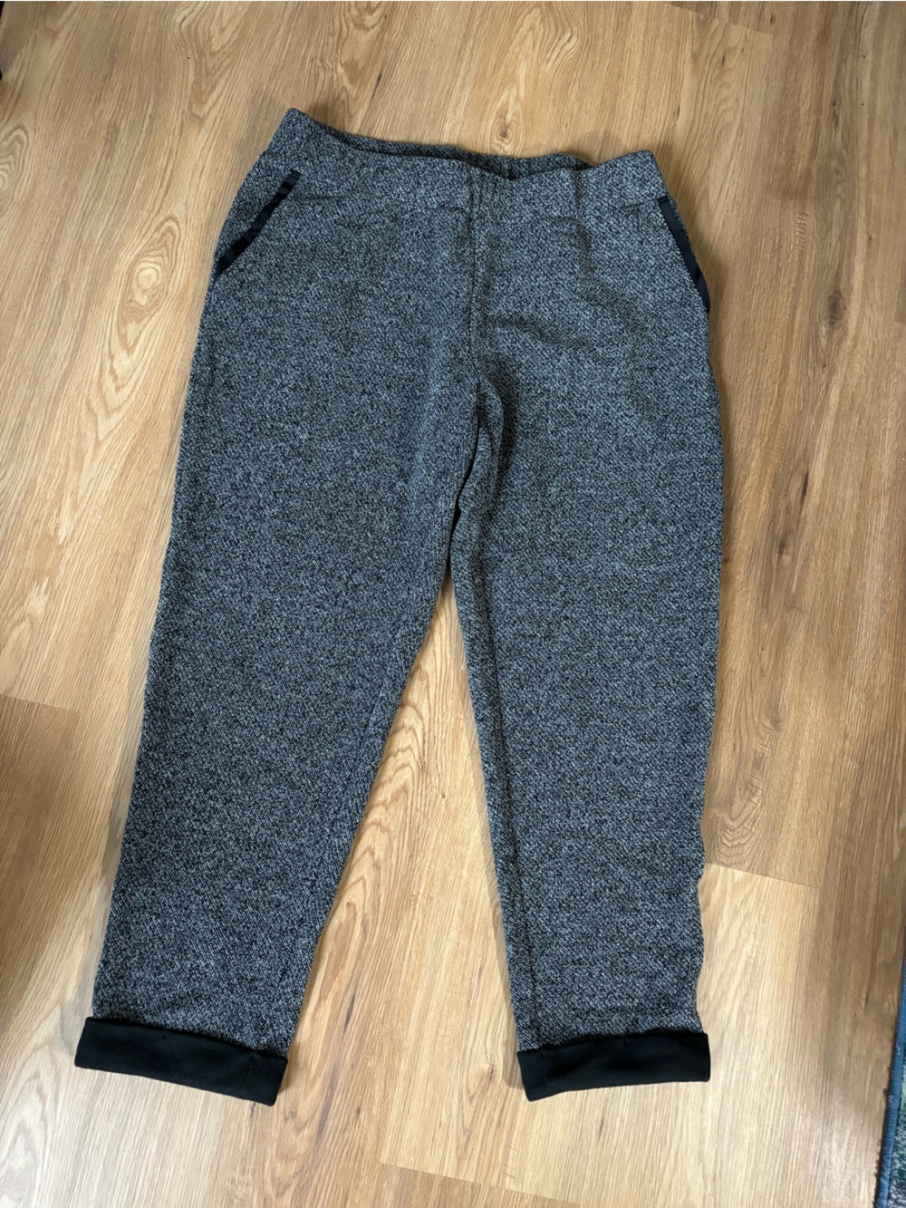 J Jill Fit Heathered Gray Black Trim Cuffed Cropped Knit Pants EUC M